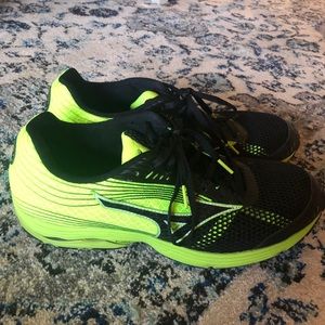 Used Mizuno wave sayonara 3 sneakers, size 11